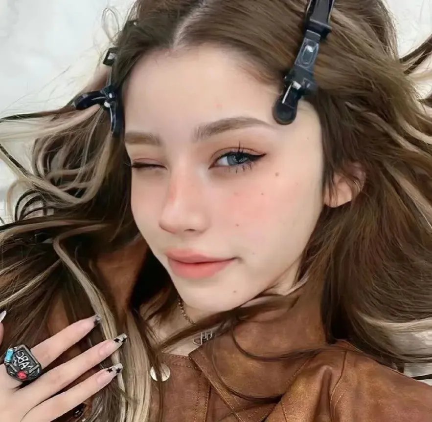 三个带面纱的女子